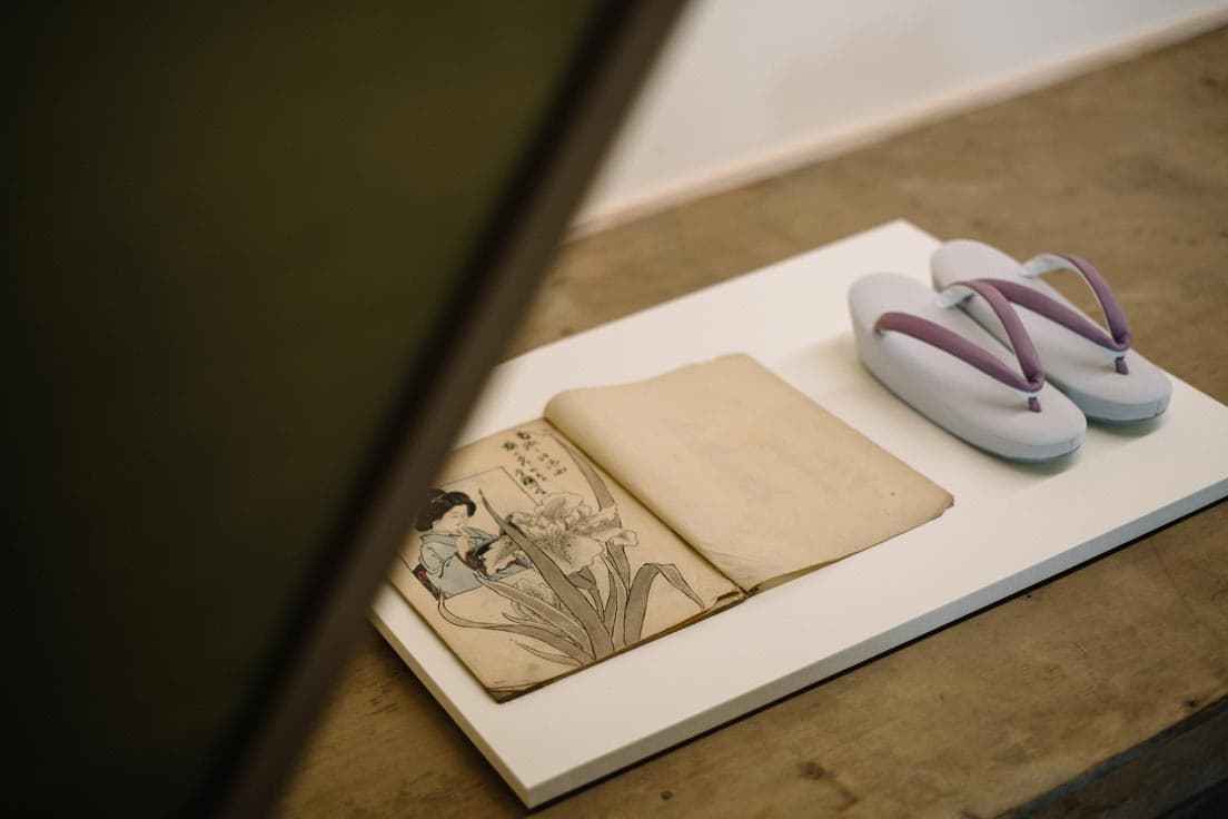 古書の世界からイメージを膨らませ、色合わせをした草履を共に展示する一角。
