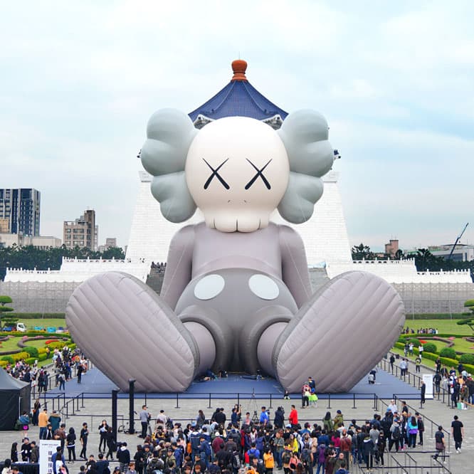 2019年1月に台北・中正紀念堂の前に登場した、全長36メートルの“COMPANION”。足を伸ばして座る姿が、なんともユーモラス。『KAWS:HOLIDAY in Taipei』のワンシーンより。　@AllRightsReserved