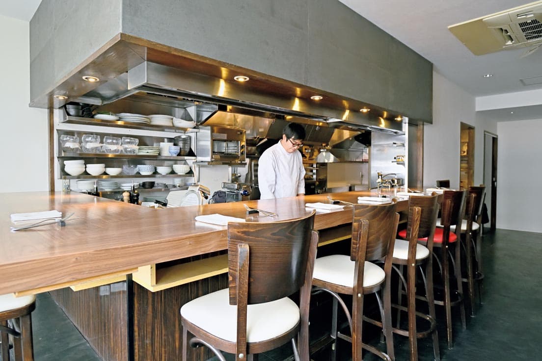 店主と親交のあった中華料理店〈わさ〉の跡地に2019年12月9日にオープン。自由通りに面しているが、看板はひかえめ。鉄柱に取り付けられた木板にある “笠井” の文字をお見逃しなく。
&nbsp;