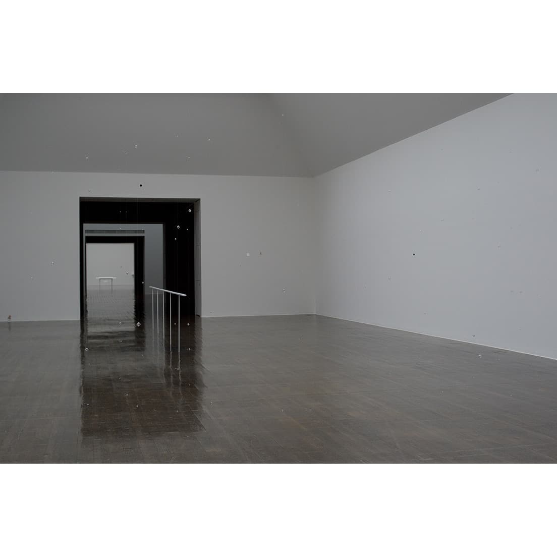 『内藤 礼－明るい地上には　あなたの姿が見える』展示風景 （2018 年／水戸美術館現代美術ギャラリー、茨城。撮影：畠山直哉）