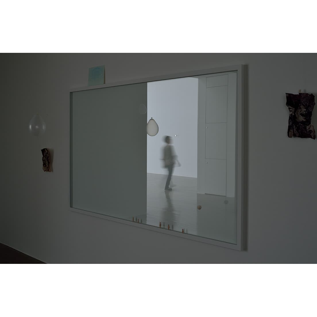 『内藤 礼－明るい地上には　あなたの姿が見える』展示風景 （2018 年／水戸美術館現代美術ギャラリー、茨城。撮影：畠山直哉）