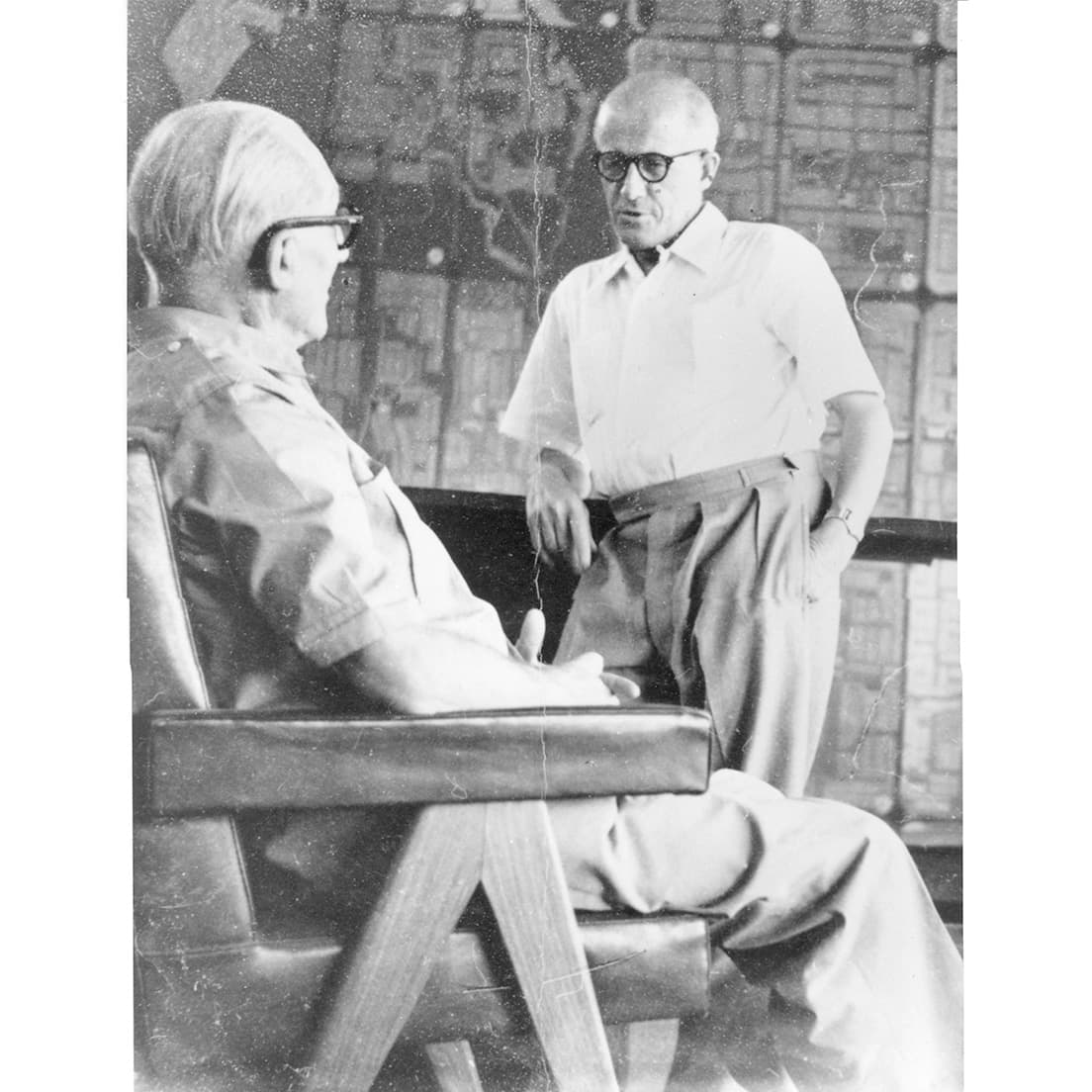 PIERRE JEANNERET　ピエール・ジャンヌレ　1896年スイス・ジュネーヴ生まれ。1922年にパリでル・コルビュジエと建築事務所を設立。チャンディガール都市計画のチーフアーキテクトとして51年から65年までインドに滞在し、重要な役割を果たした。67年没。Le Corbusier and Pierre Jeanneret.Ph.Jeet Malhotra.©FLC/ADGP