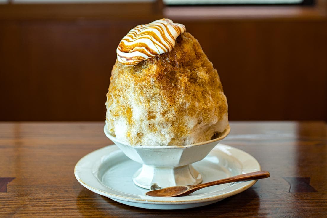 「煎り番茶と小豆、豆乳ホイップ」2,200円。京都で親しまれる煎り番茶のスモーキーなテイストは、最初はインパクトを感じるが、いつしかクセになる系。こちらはラム酒で味変ができる。