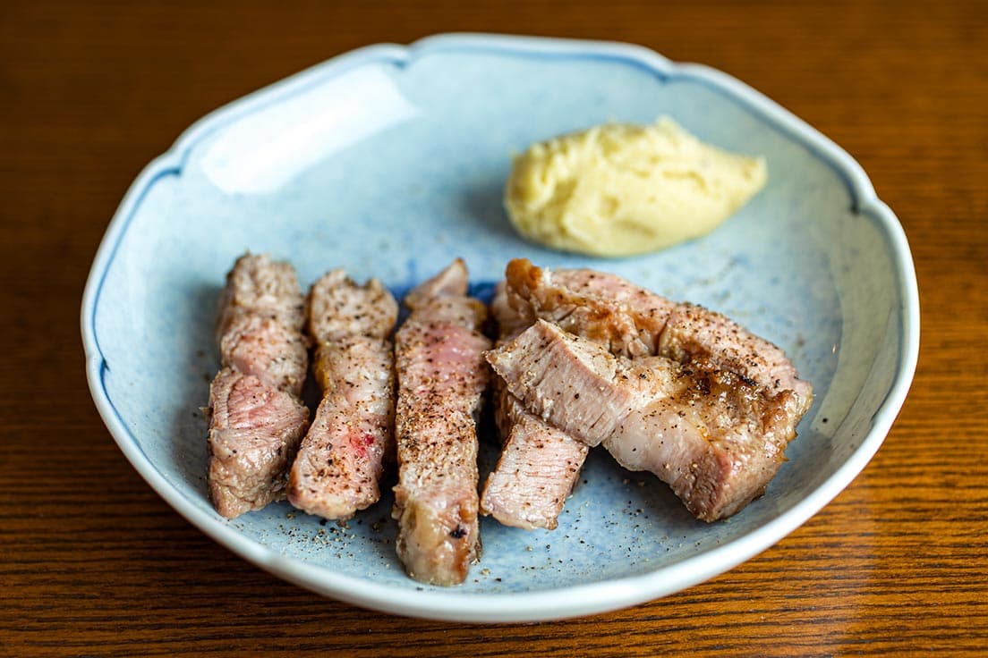 たっぷりの黒胡椒が脂の甘みを引き立てる「湘南みやじ豚 肩ロース」1,600円。マッシュポテトがマッチ。