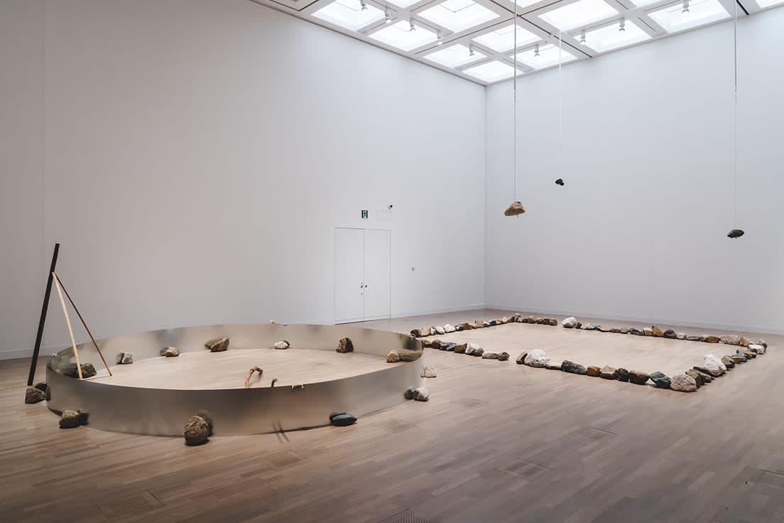 「仙厓×菅木志雄」、菅の作品。左は《支空》（1985／2020年、作家蔵）、右は《縁空》（2020年、作家蔵）。空は禅における重要な概念“無”にも通じる。