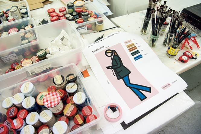 決められた配色に従って絵の具は手作業でミックスされ、空き瓶などに収められている。