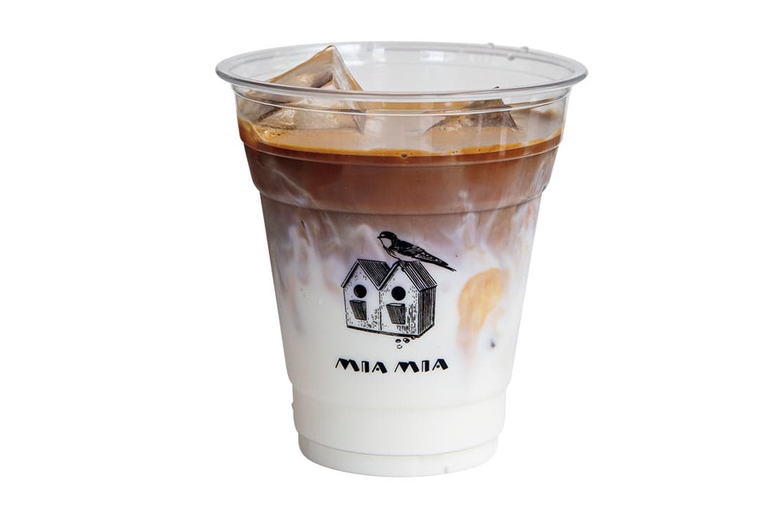 カフェラテ600円（税込）。豆は他に〈茶亭 羽當〉や〈HORIZON LABO〉のものも。