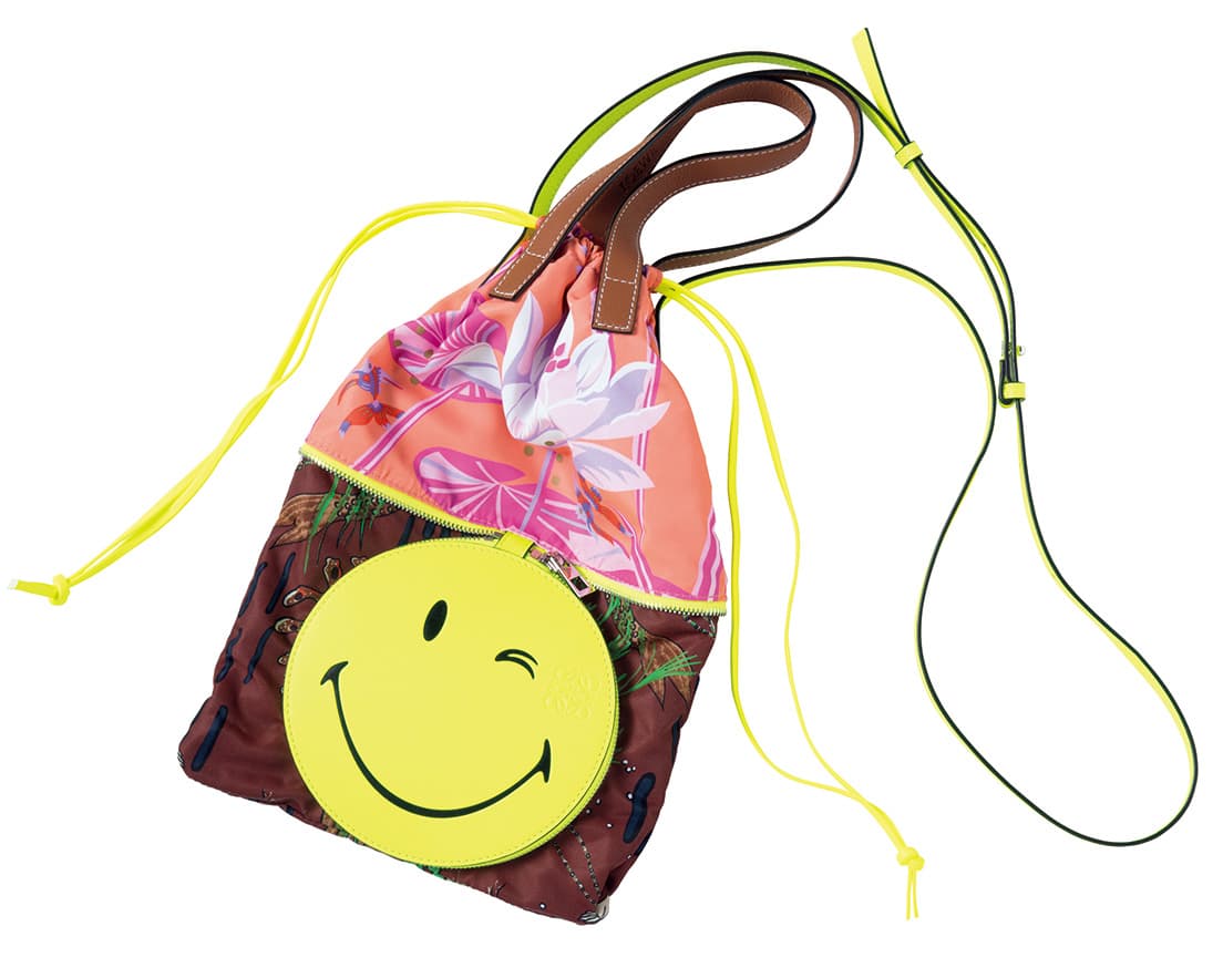 101,000円。LOEWE Paula’s 2020 featuring SmileyWorld®