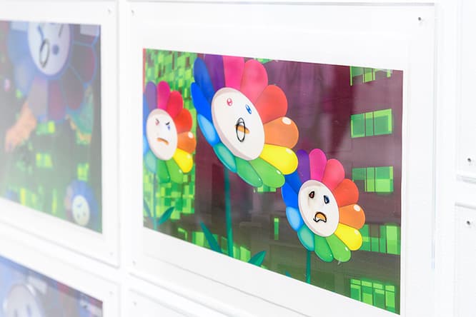村上隆作品の定番のキャラクターであるお花の表情を微調整を行っている。