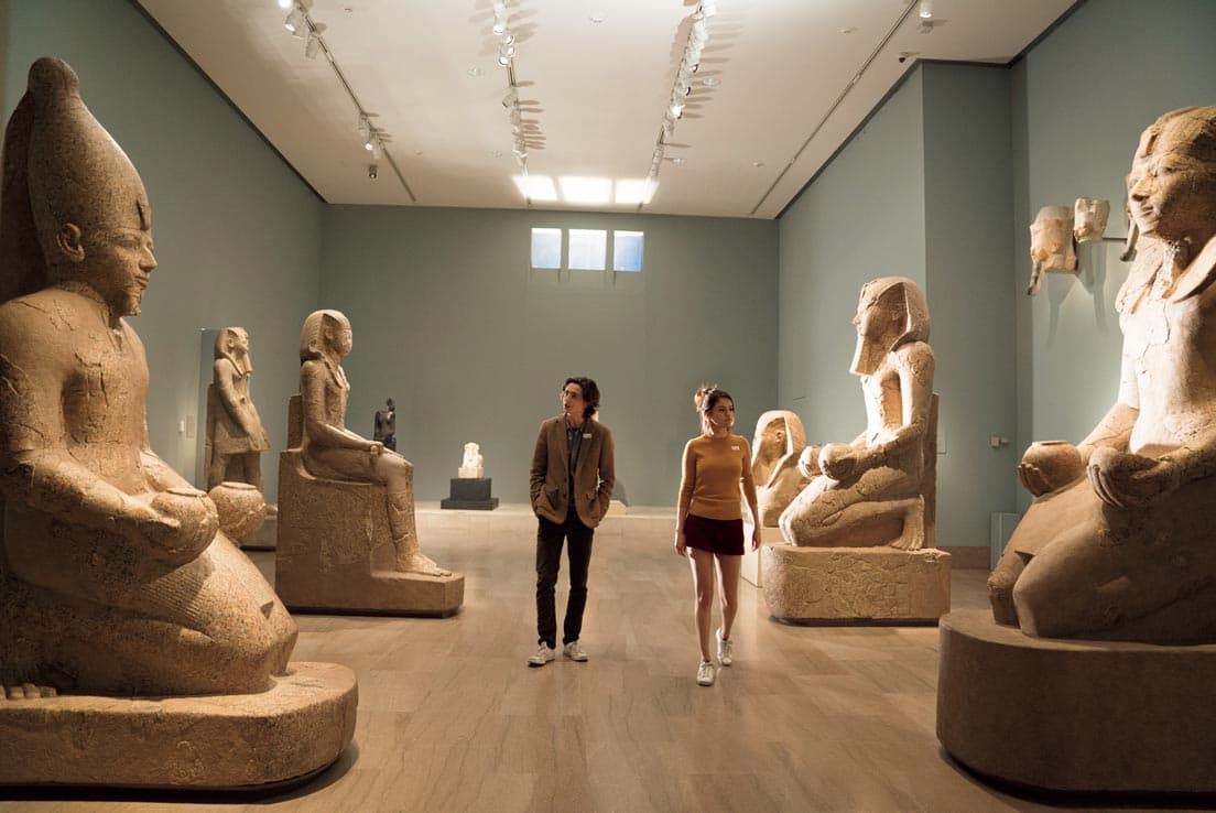 1. The Metropolitan Museum of Art／メトロポリタン美術館　主人公が親戚にうっかり出くわしてしまう場所は、1階のデンドゥール神殿。1965年にエジプトから米国に寄贈された、古代の石造建築。メトの中でも特に人気のセクションだ。1000 Fifth Ave., NY