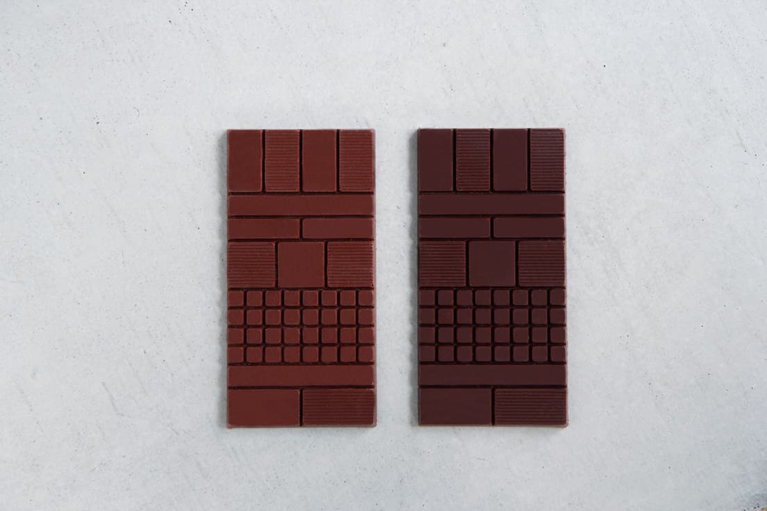 「カカオツアー」3,800円／月(税、送料込)。その月のおすすめの板チョコレート3枚に、ブックレット、ギフト用のショッパーもつく。代々木上原店限定の〈ガトーショコラHight Cacao〉ほか、タブレットだけでなく、ビーン・トゥ・バーのチョコレート菓子を選ぶことも可能。公式サイト
