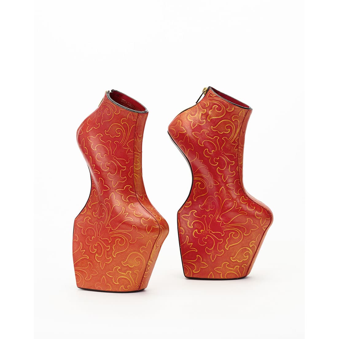 舘鼻則孝《Heel-less Shoes》（2014年、個人蔵　©︎2020 NORITAKA TATEHANA K.K.）