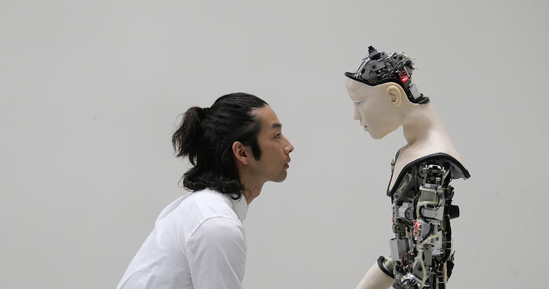 ジュスティーヌ・エマール《Co(AI)xistence》（2017年）。ビデオインスタレーション（12分）with 森山未來 / オルタ（大阪大学石黒研究室、東京大学池上高志研究室）© Justine Emard / Adagp, Paris 2020