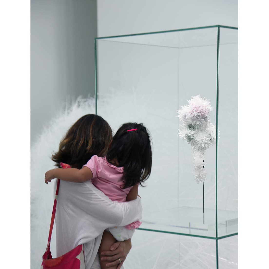 吉岡徳仁《ROSE》（2013年、東京都現代美術館蔵、photo_TOKUJIN YOSHIOKA Inc.）