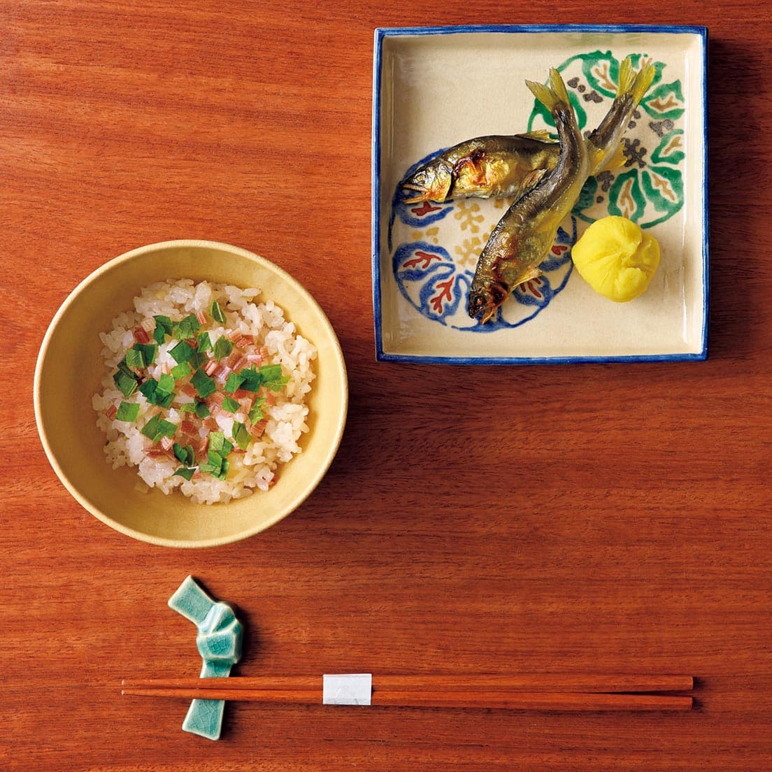 若鮎の塩焼き、薬味のご飯（写真の料理は12,000円のコースの一例。内容は仕入れで変わる）。