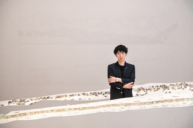 会場での石上純也。　 (c) Cartier