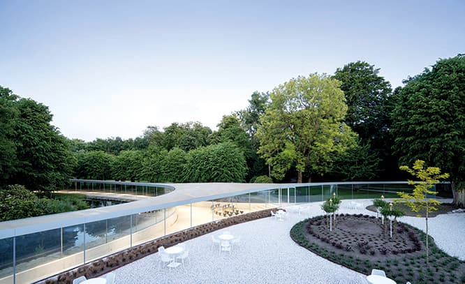 〈Vijversburgビジターセンター〉。散策路に沿って建築が延びる。　(c) JUNYA. ISHIGAMI + ASSOCIATES