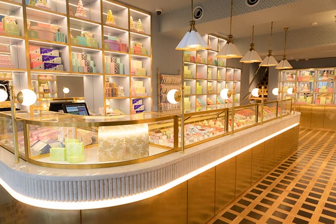 1階のブティック。華やかなカラーリングのマカロン、パティスリーのショーケースが、客を出迎える。
