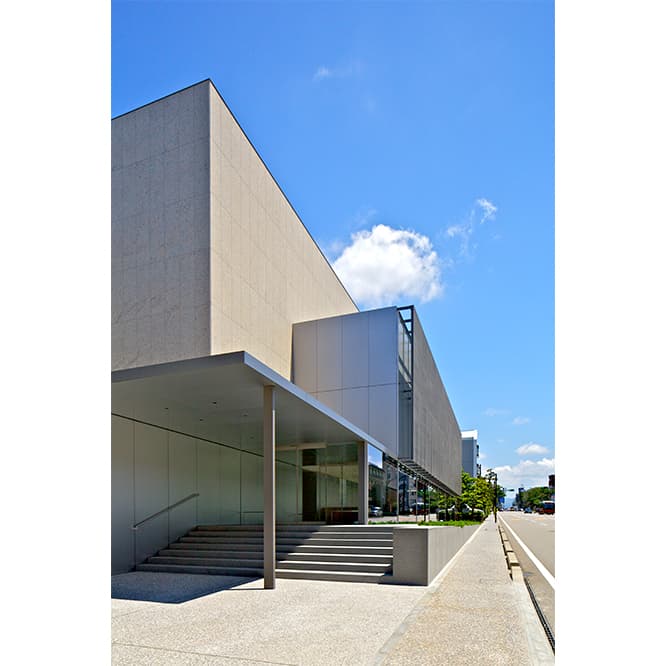 〈谷口吉郎・吉生記念　金沢建築館〉の反対側に犀川が流れる。　photo_Toshiharu Kitajima