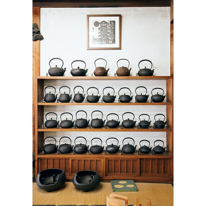 鉉は鍛冶屋が鍛造（鉄を叩き強くする）で製作。