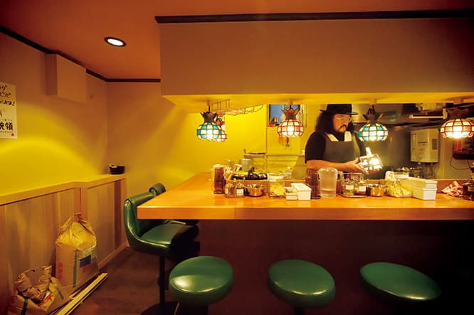 オープンは6月5日。場所は佐藤さんが手がけ、人気を集めたタイ料理〈パッポンキッチン〉跡地。ニンニクの効いたヨーグルトソース　”ソルティヨーグル”などユニークな調味料は4種用意。