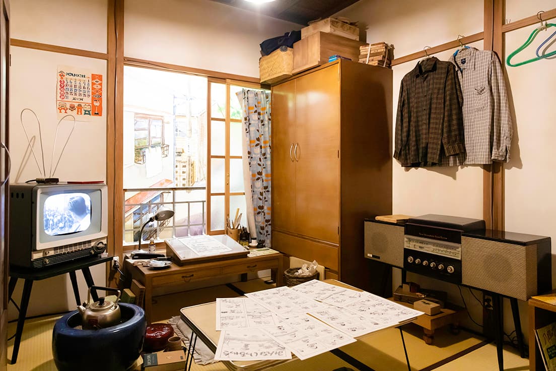 鈴木伸一、森安なおや、よこたとくおなどが居住した20号室。窓の外も実際に見えた風景を絵に描いた。こちらはよこたとくおの部屋の再現。