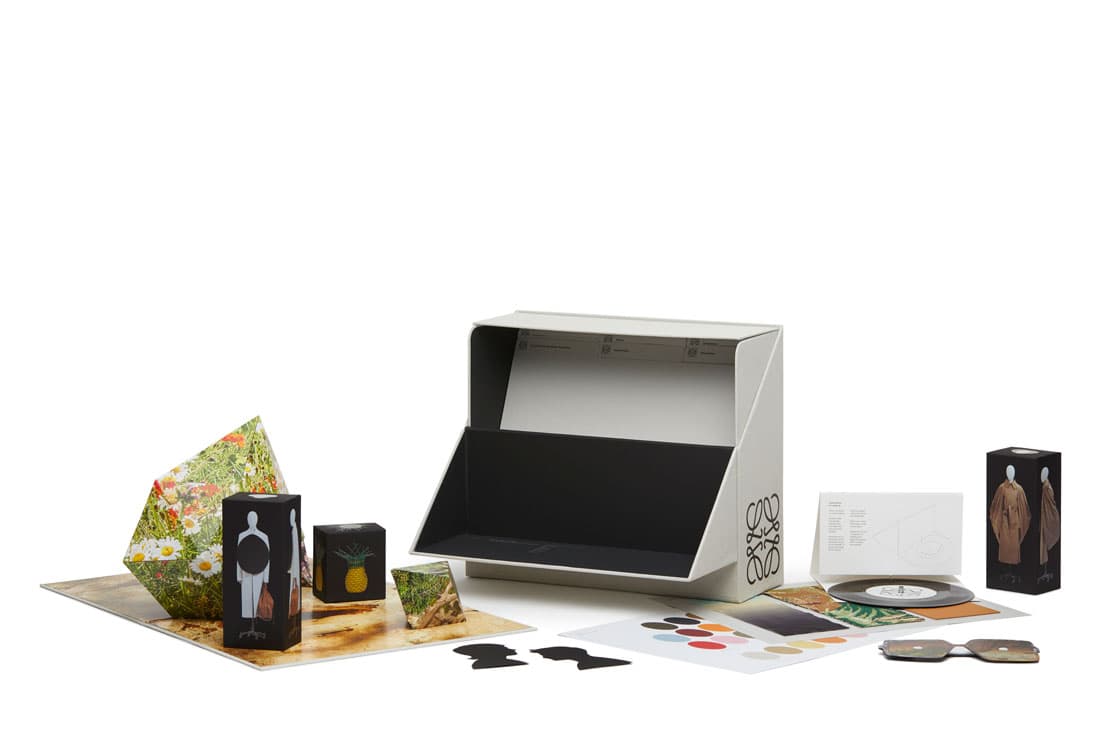 発表された《Show in a box》（非売品）。7つのフォルダーに新作ウェアの組み立てキットなどが格納されている。