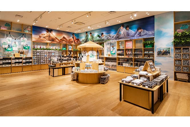 展覧会では95点のアイテムが発売されるが、イラストレーターの関根正悟やNoritake、三浦大地とのコラボアイテムも展開される。