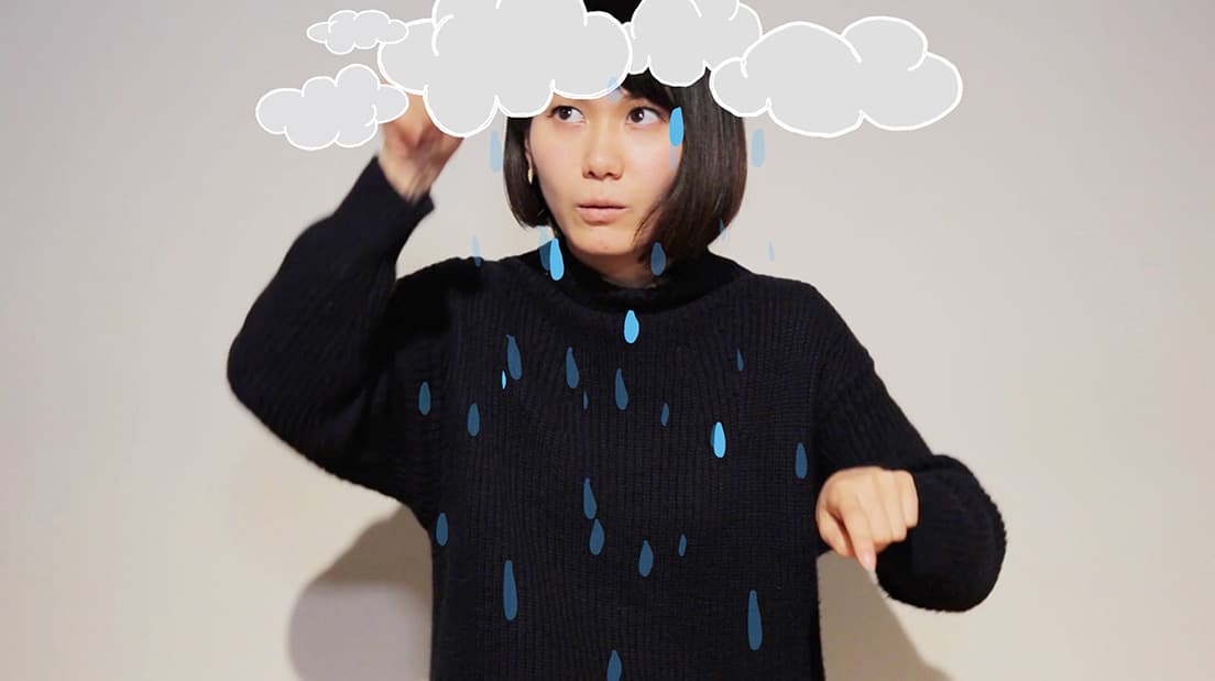 和田夏実《Visual Creole》。手話を、想像を手の動きで表す視覚言語として捉え、鑑賞者と共にその世界を探る映像作品。