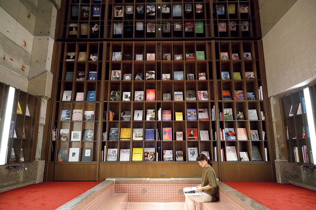 大浴場を本屋に改装したブックストアが1階に。全体の選書はYOURS BOOK STOREが、期間ごとに入れ替わる企画棚の第1弾は幅允孝が手がける。