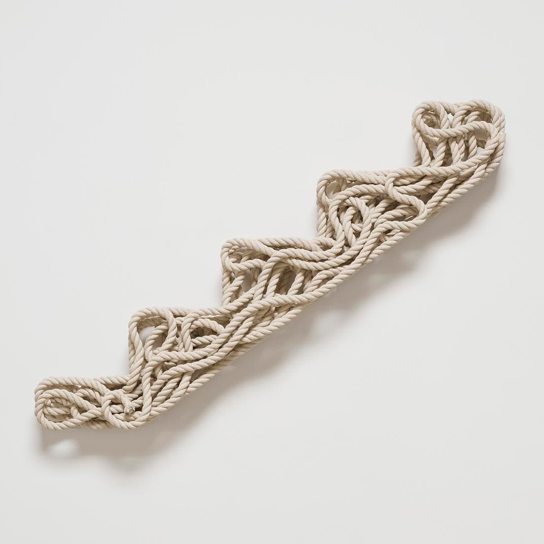 《Stringer》2020　bronze and oil paint　33×48×5 inches (83.8×121.9×12.7 cm) (Inv# RS 20.002)　Courtesy of David Kordansky Gallery, Los Angeles