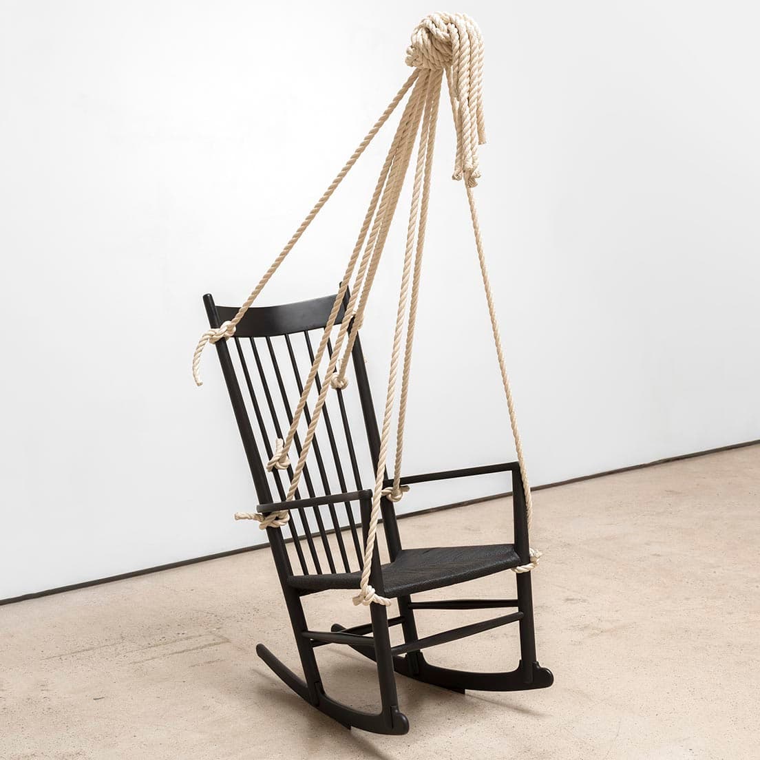 《Rocking Chair with Rope (meditation chair #1)》2020 patinated bronze and oil paint　67 1/2×24×35 inches(171.5×61×88.9 cm)(Inv# RS 20.003)　Courtesy of David Kordansky Gallery, Los Angeles