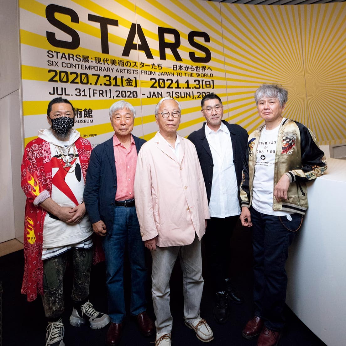 森美術館『STARS展』の記者会見に参加した作家（草間彌生は欠席）を篠山紀信が撮影。右から奈良美智、宮島達男、杉本博司、李禹煥、村上隆。5人の集合写真は史上初となる。　撮影（ポートレイト）_篠山紀信、（会場）_瀧本幹也。

