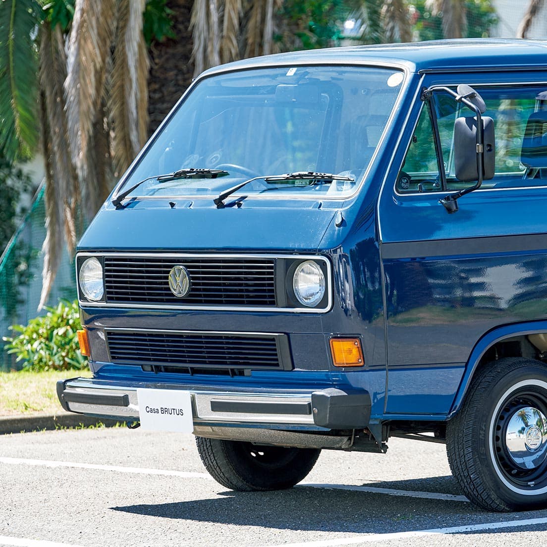 角張った車体に丸いヘッドランプがチャーミング。