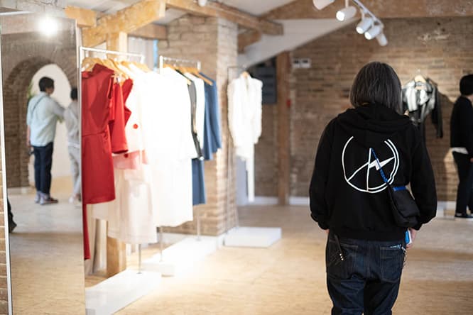 ローカルのデザイナーの服が並ぶ、オープンしたばかりのセレクトショップ。