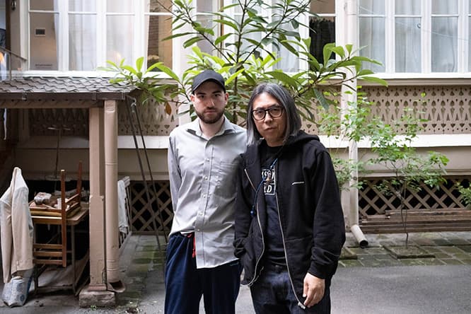 〈シチュエーショニスタ〉のアトリエに、デザイナーのIrakli Rusadze（左）を訪ねて。