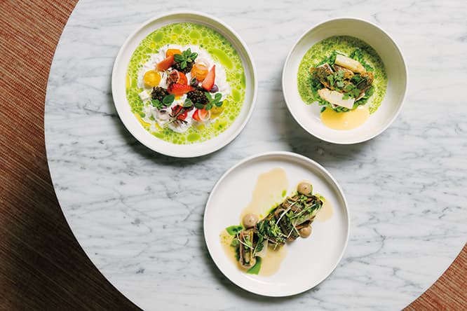 ミシュランシェフによる季節の食材を生かしたレストランのメニュー。