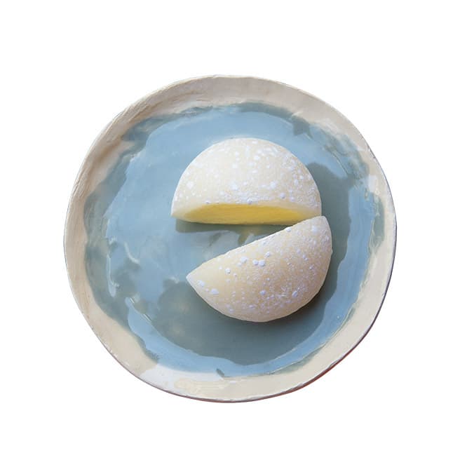 モチの風味はアーモンド、レモン、抹茶、ヘーゼルナッツなど定番5種ほか、日替わりのフレーバーも。すべてテイクアウト可。3.5ユーロ（イートイン4ユーロ）。