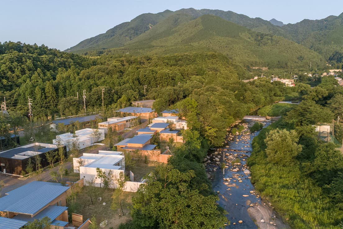 鈴鹿山脈の名峰、御在所岳の四季や三滝川のせせらぎを身近に感じるロケーション。
