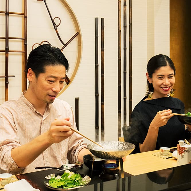 この日楽しんだのは22,000円（サービス料込み）のコース。1名分が無料に。〈粋京〉2018年4月、渋谷区から移転オープン。素材を厳選した京懐石を提供。日本酒やワインも豊富。●東京都中央区銀座8-3-12 5F TEL 03 6416 4395。17時～23時。不定休。カウンター7席、個室6席。コース22,000円～。JR・東京メトロ新橋駅より徒歩約4分。