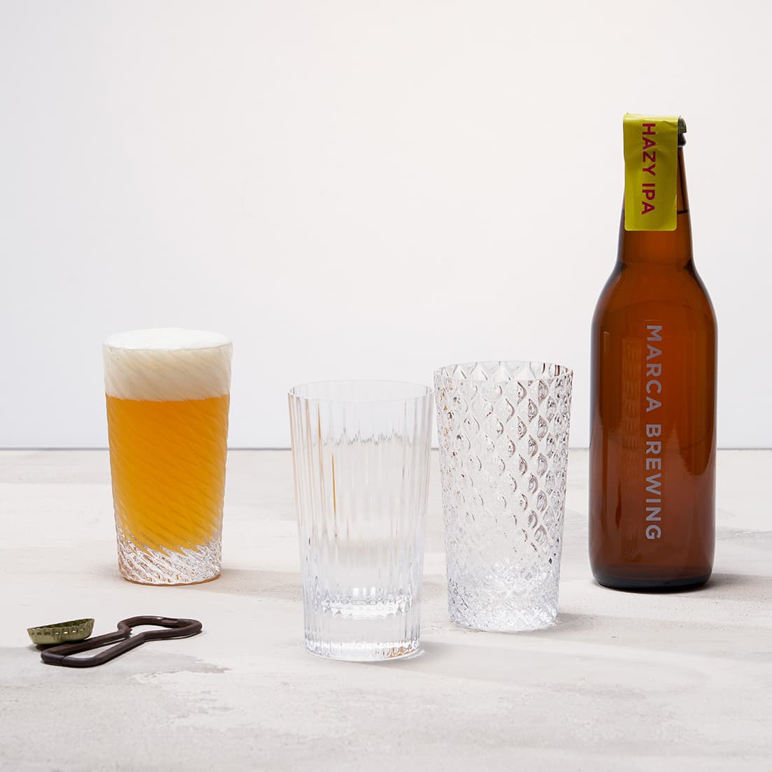〈Sghr スガハラ〉《煌:ひとくちビール》φ6.3×H11.2cm （約210ml）各1,800円。目にも涼やかなデザインで、ビールを冷たいうちに飲み干せる “ひとくち” サイズ。底が厚く、手に持ったときにほどよい重さがあるのもいい。問い合わせ／Sghr スガハラショップ青山 TEL 03 5468 8131。