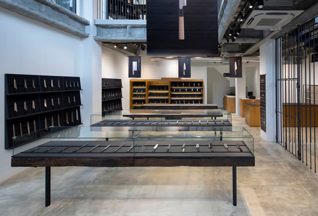 1階の包丁売り場には和包丁、洋包丁を展示。　photo_Keisuke Miyamoto