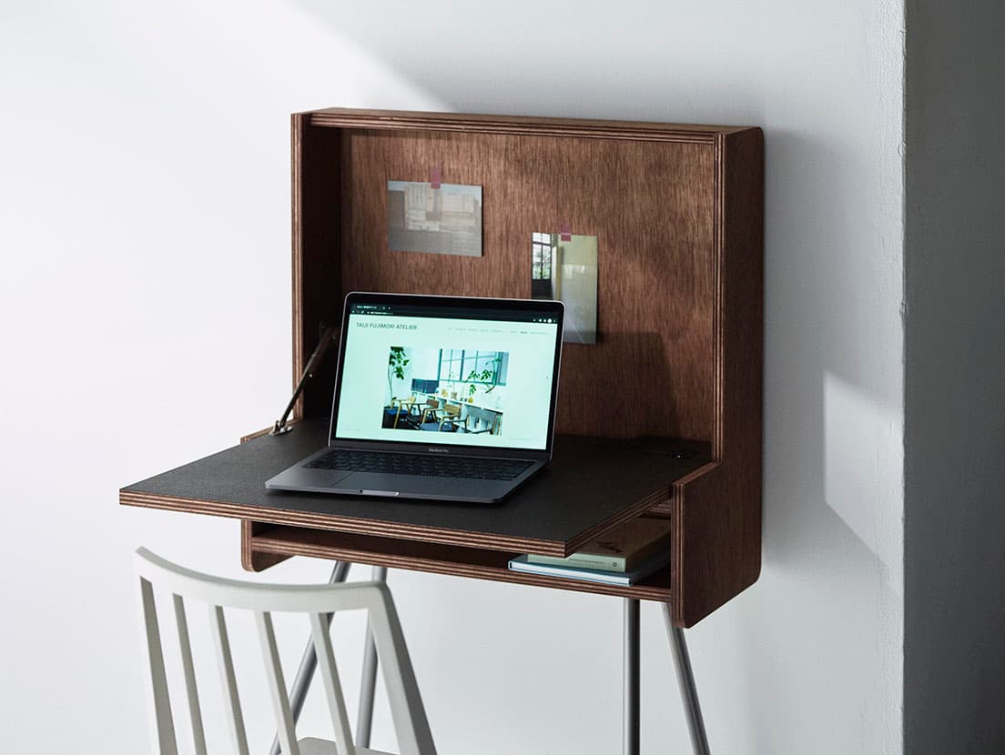 天板を跳ね上げて収納できる書き物机、《WB》（Writing Bureau）。ほどよいおこもり感が、心地いい。W650×D530（デスク使用時）×H1,150mm。86,000円。