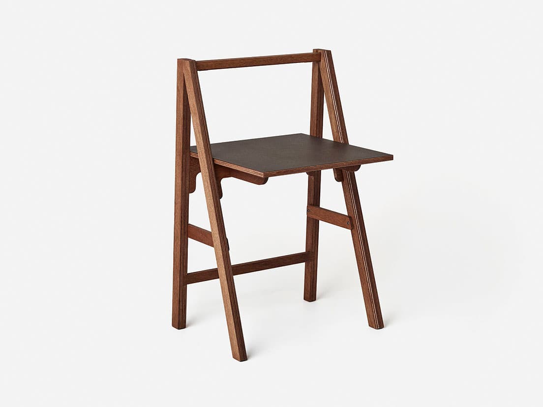 置く場所を選ばないミニマムさが魅力の《FD1》（Foldable Desk）。W676（天板W600）×D670×H1085mm。65,000円