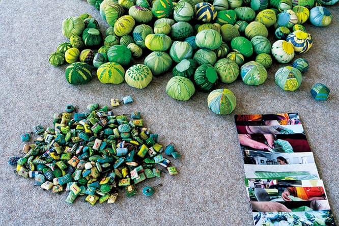 ゼロウェイスト・カクティボール  繊細で愛らしいサボテン・ボール（上）。端布で作られているため、2つとして同じものはない。作り手の顔やプロセスの資料も確認できる。購入可能で小25ドル、中35ドル。この他アミュレットも販売。