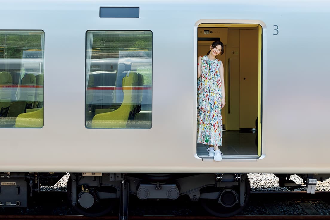 愛称の「Laview」は、贅沢（Luxury）なリビング（Living）のような空間、矢（arrow）のような速達性、大きな窓から移りゆく眺望（view）といった思いが込められている。花柄ワンピース69,000円（TARO HORIUCHI prcontact@a-tconcepts.com）、ピアス42,000円（ALL BLUES／エドストローム オフィス TEL 03 6427 5901）、スニーカー26,000円、ブレスレット40,000円（共にUNDERCOVER TEL 03 3407 1232）。