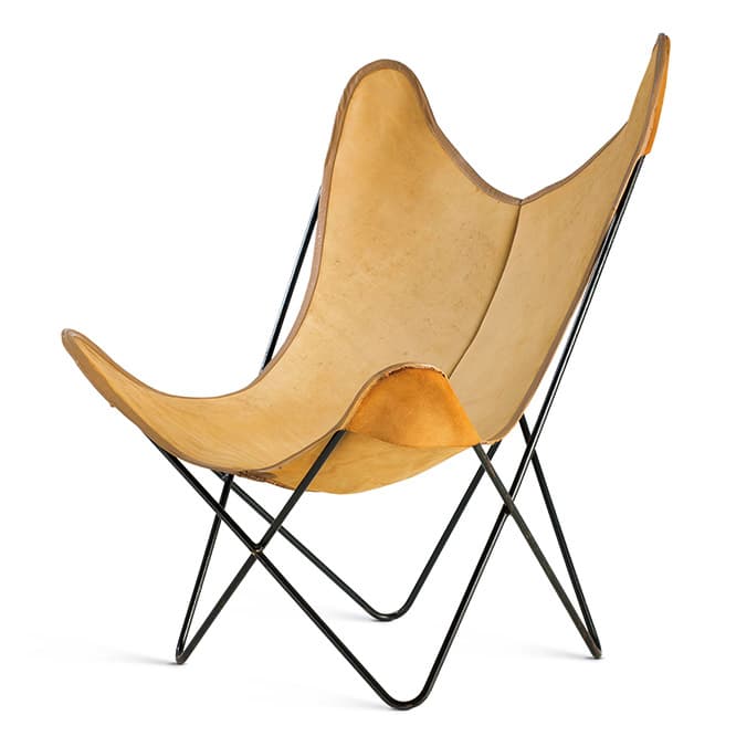 Butterfly Chair(1938）by Grupo Austral in Peanuts (1953) 　ル・コルビュジエの元で働いたデザイナー3名によりブエノスアイレスで生まれた《バタフライチェア》。1950年代には500万脚を販売。