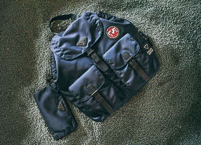 カプセルコレクション「Re-Nylon」のアイテムには、三角形の新たなロゴが。写真のバックパック（197,000円／予定価格）やショルダーバッグ、ベルトバッグ、トートバッグなど6つがラインナップ。