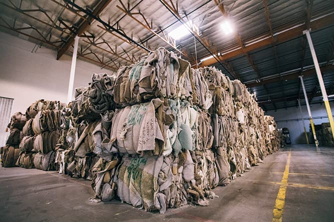 米国では年間159万トンのカーペットが埋められ、安定化させるのに数百年かかると言われている。