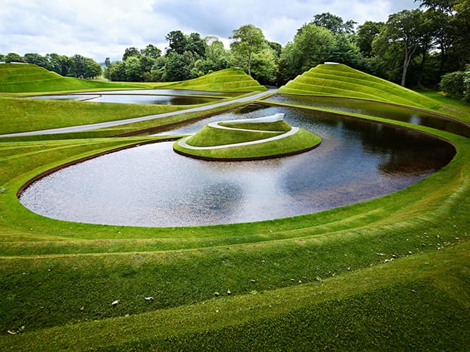 〈ジュピター・アートランド〉の入口にある、チャールズ・ジェンクスによる《The Cells of Life 》。